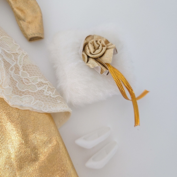 Barbie Holiday Collection Green & Gold Party Dresses (Set of 2 Doll Outfits) - Picture 7 of 9